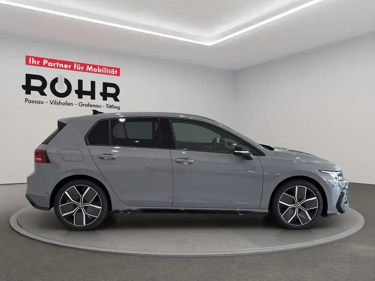 Second-hand VW Golf VIII R-line 150 CP (110 kW) 2025 Gri Berlinǎ