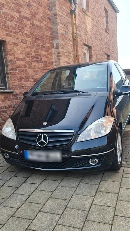 Schwarz Gebraucht 2012 Mercedes 180 Limousine | 5.600 € - Bild 1/4