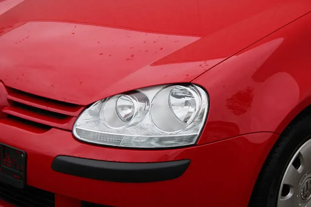 Używany VW Golf IV Trendline 75 KM (55 kW) 2005 Czerwony Sedan/Limuzyna