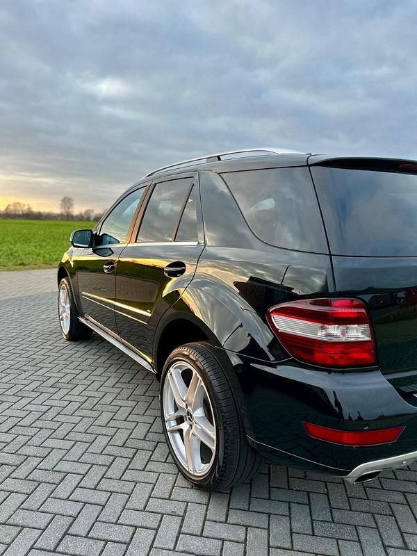 Gebraucht Mercedes ML320 226 PS (166 kW) 2008 Schwarz SUV