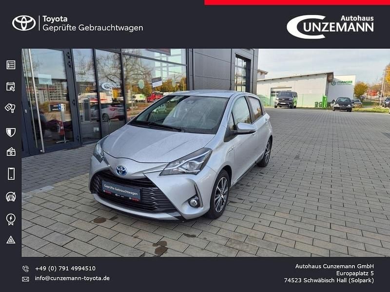 Silber Gebraucht 2019 Toyota Yaris Hybrid Club Limousine | 11.450 € (Superpreis) - Bild 1/4