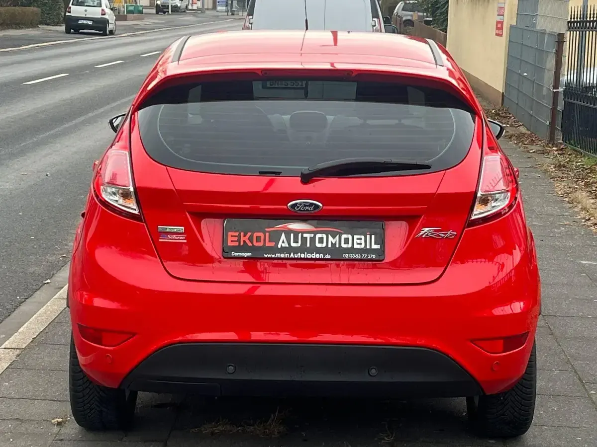 Gebraucht Ford Fiesta Trend 101 PS (74 kW) 2014 Rot Kleinwagen