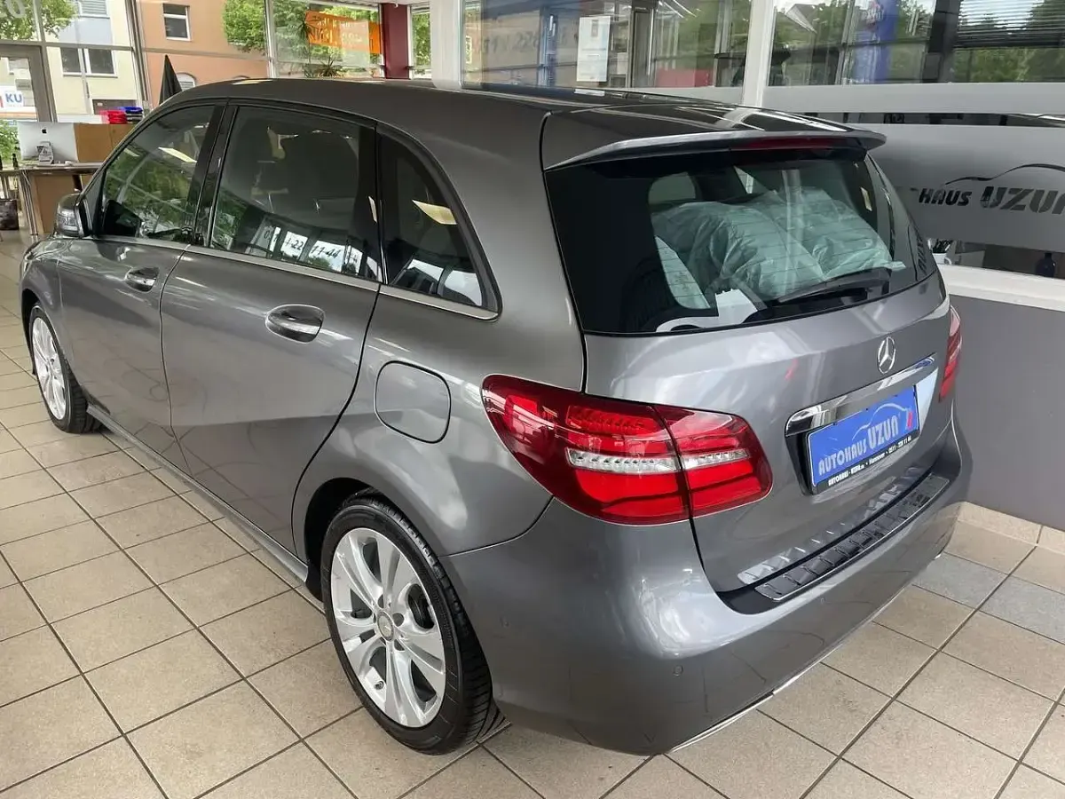 Gebraucht Mercedes B200 Urban 156 PS (114 kW) 2015 Grau Kleinwagen