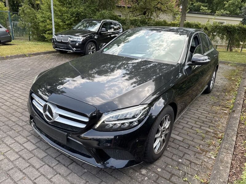 Obsidianschwarz Gebraucht 2020 Mercedes C180 Limousine | 26.890 € (Guter Preis) - Bild 1/4