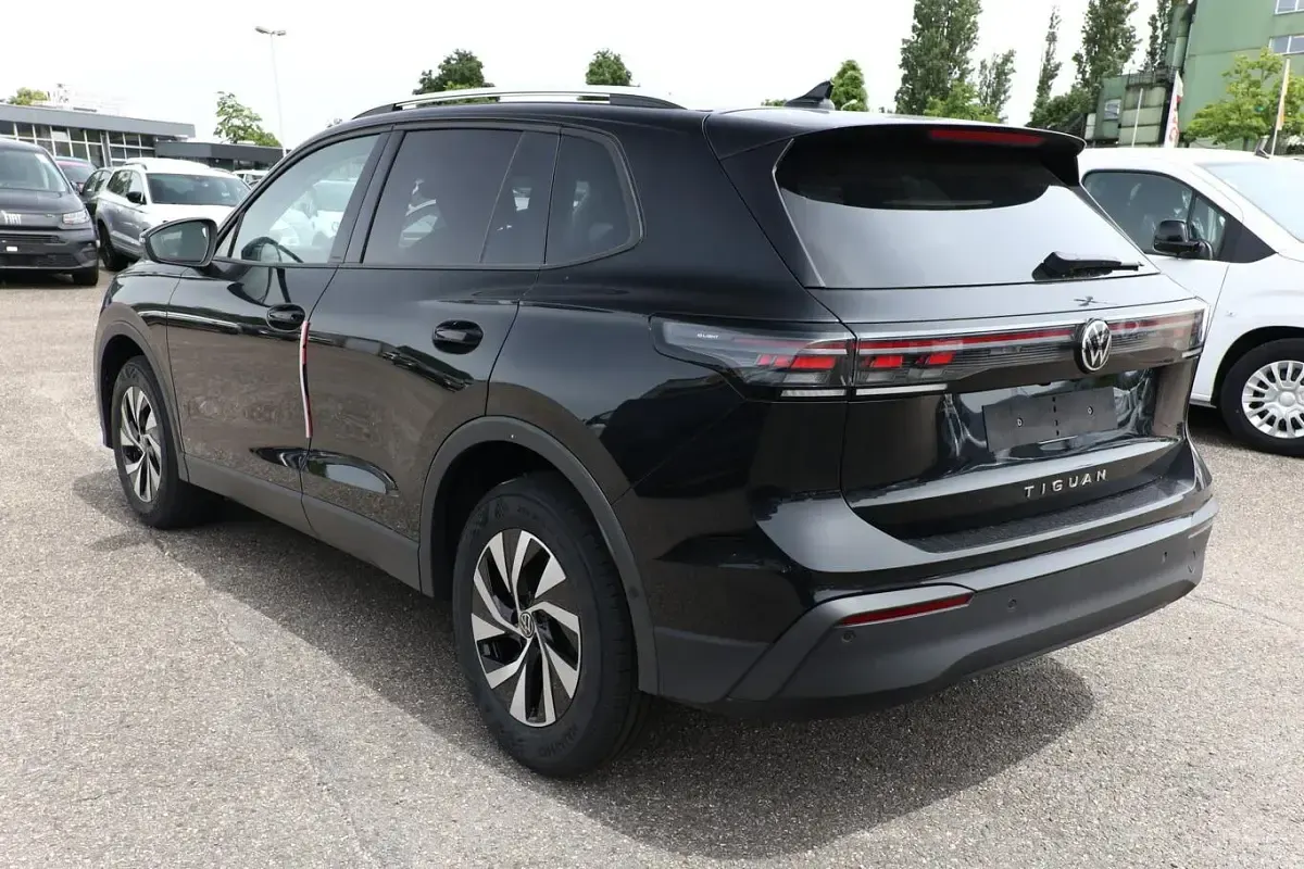 Neu VW Tiguan IQ Drive 150 PS (110 kW) 2026 Grenadillschwarz metallic SUV
