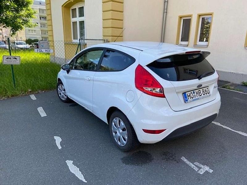 Weiß Gebraucht 2010 Ford Fiesta Trend Kleinwagen | 3.200 € (Fairer Preis) - Bild 1/4
