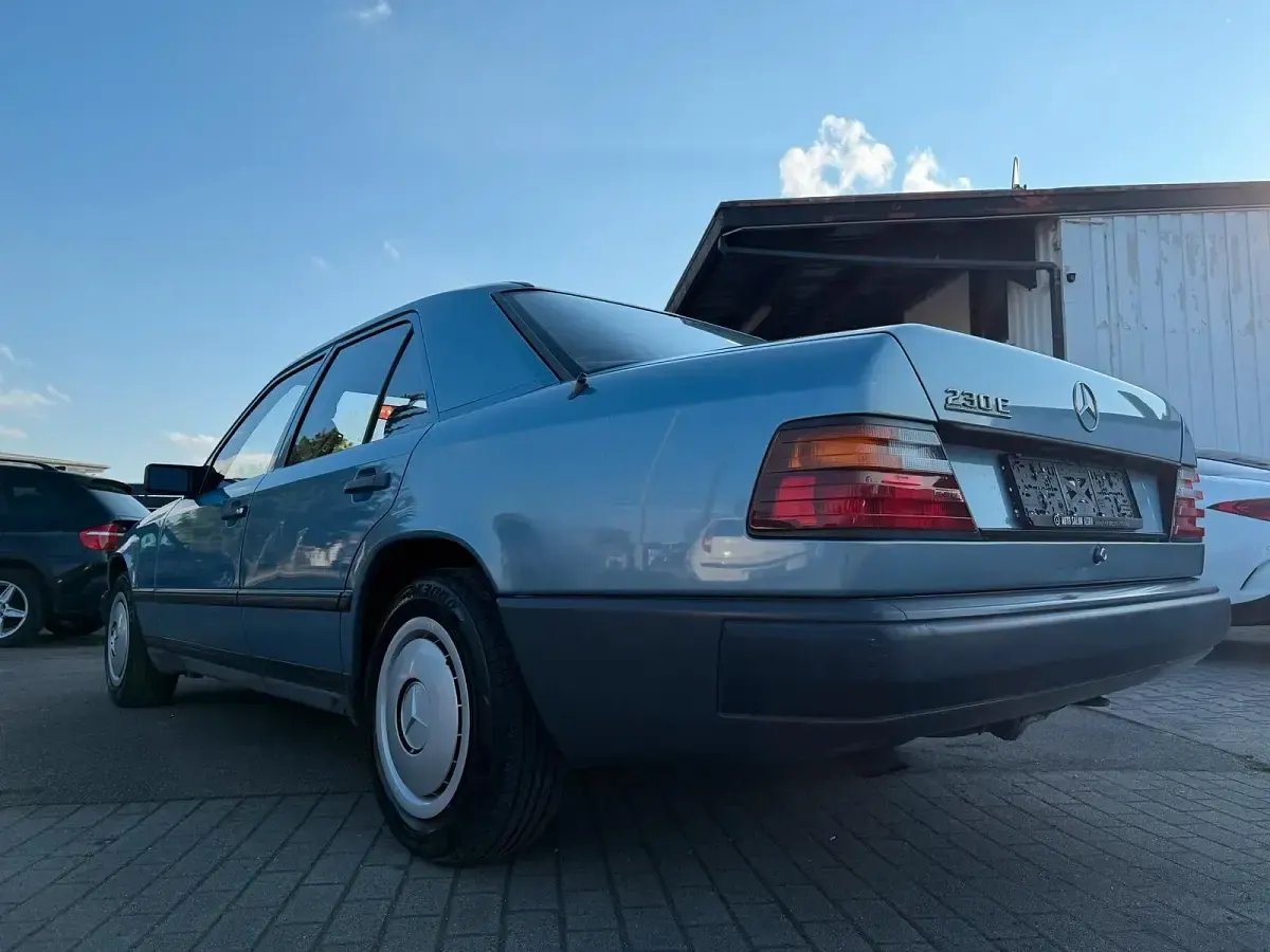 Gebraucht Mercedes E230 132 PS (97 kW) 1988 Blau Limousine