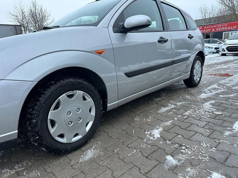 Gebraucht Ford Focus Ambiente 101 PS (74 kW) 2003 Silber Limousine