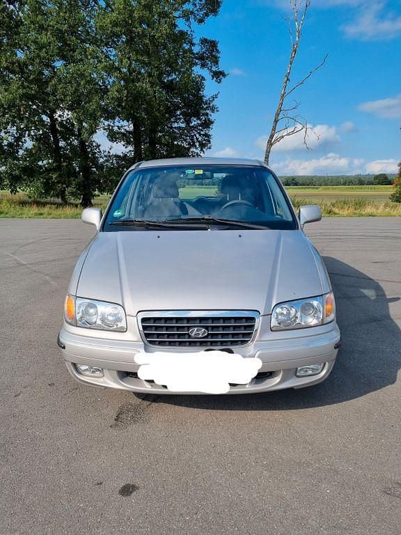 Silber Gebraucht 2004 Hyundai Trajet GLS Van / Kleinbus | 1.850 € - Bild 1/1