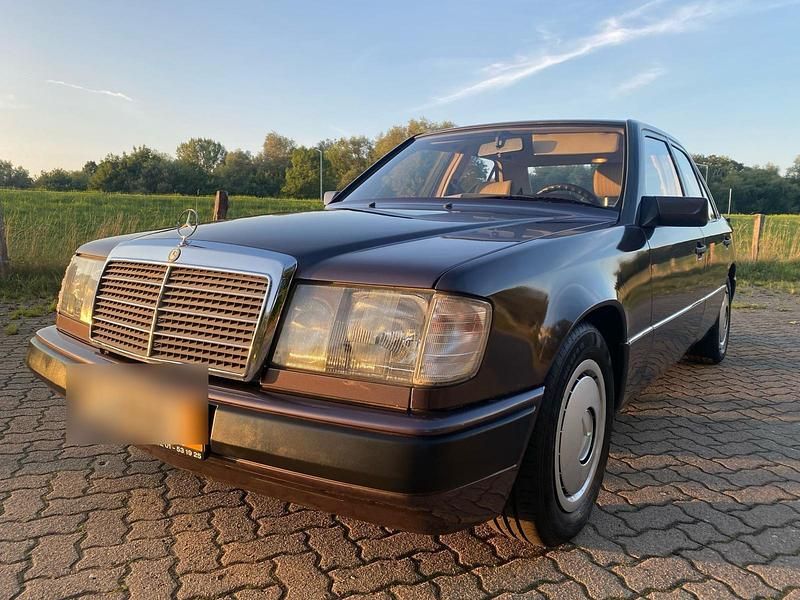 Braun Gebraucht 1989 Mercedes E230 Limousine | 5.290 € - Bild 1/4