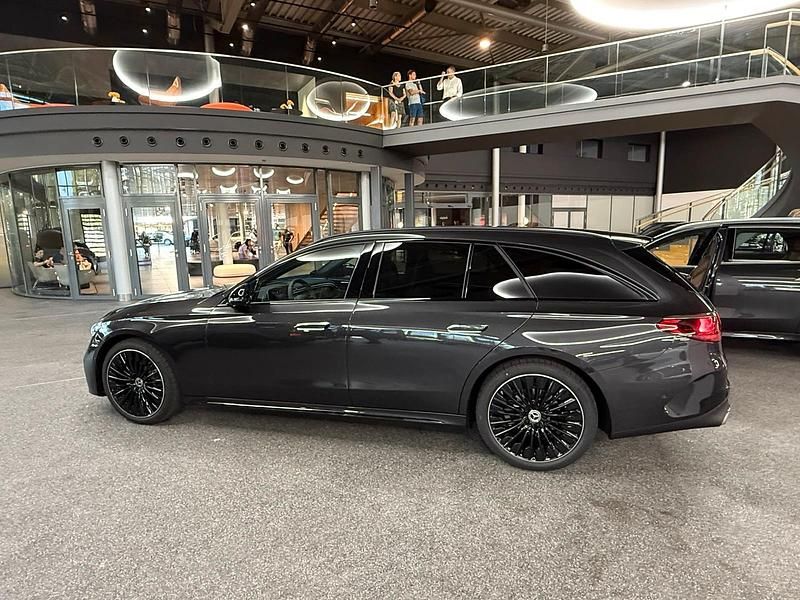 Grau Gebraucht 2025 Mercedes E220 Night Kombi | 63.000 € - Bild 1/4