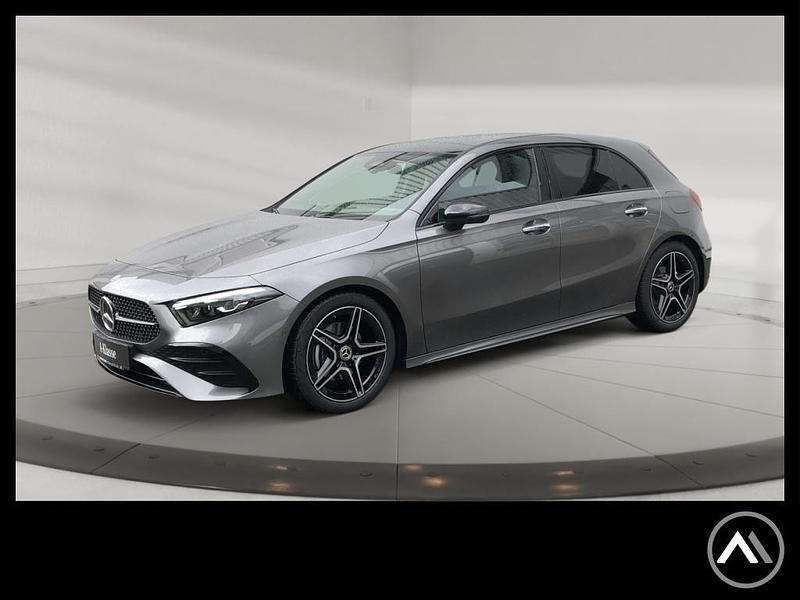 Grau Gebraucht 2024 Mercedes A200 Night Limousine | 37.779 € (Teuer) - Bild 1/4