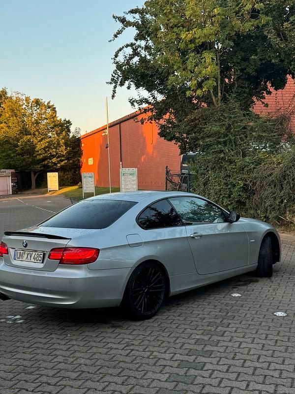 Gebraucht BMW 330 245 PS (180 kW) 2011 Silber Coupé