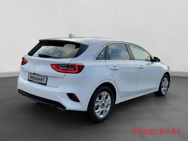 Neu Kia Ceed Comfort 140 PS (102 kW) 2025 Casa white s Kleinwagen