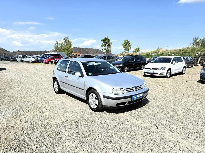 Second-hand VW Golf IV 75 CP (55 kW) 2001 Argintiu Berlinǎ