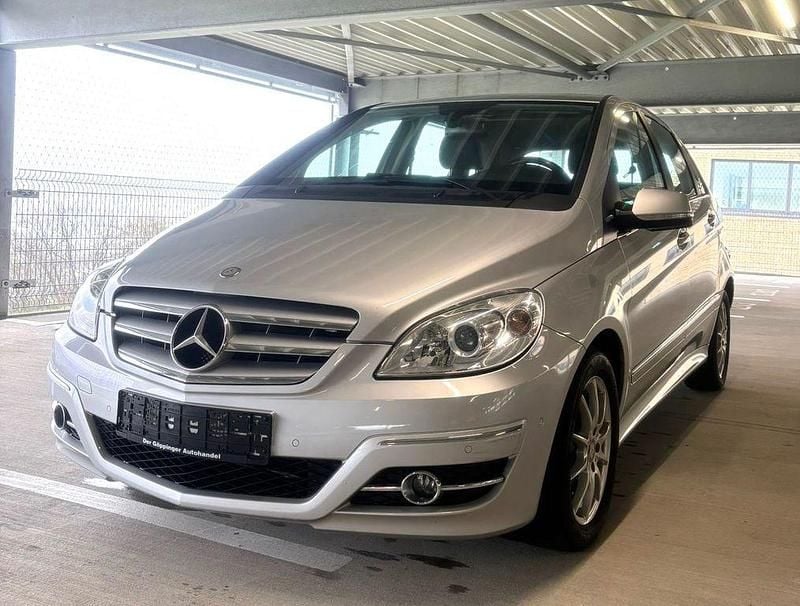 Gebraucht Mercedes B160 95 PS (69 kW) 2009 Silber Van / Kleinbus