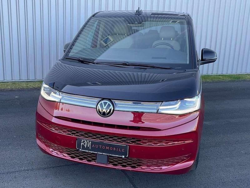 Second-hand VW Multivan Style 150 CP (110 kW) 2024 Roșu Monovolum