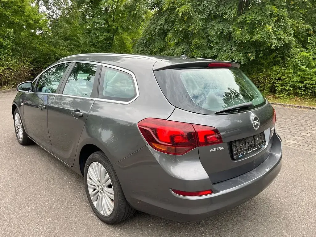 Gebraucht Opel Astra Edition 101 PS (74 kW) 2011 Braun Kombi