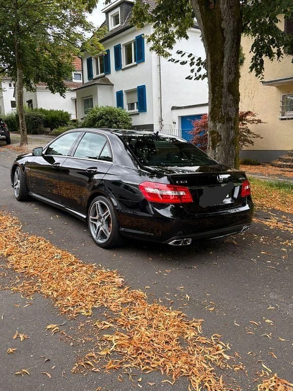 Schwarz Gebraucht 2011 Mercedes E63 AMG AMG Limousine | 42.100 € - Bild 1/4