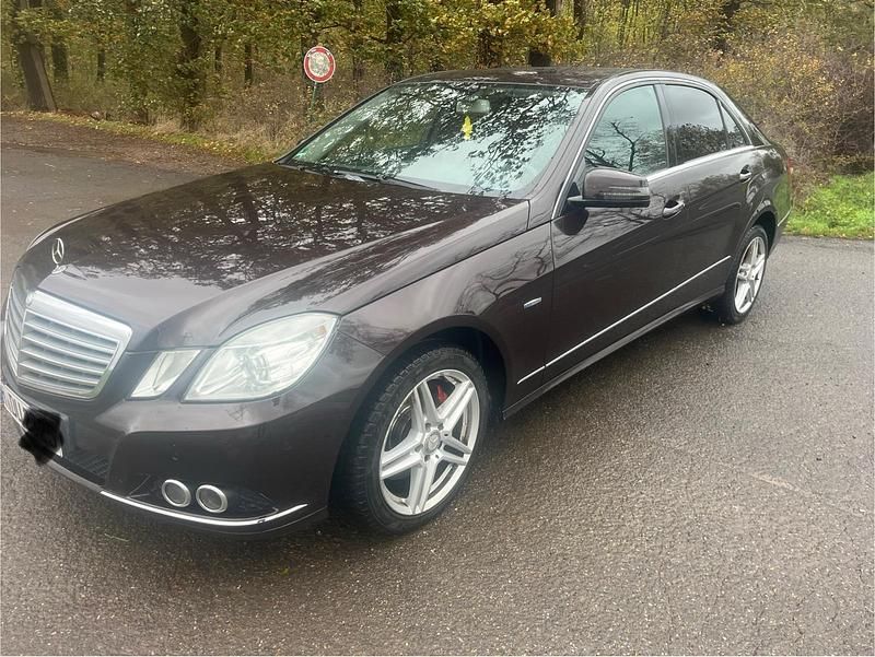 Braun Gebraucht 2010 Mercedes 250 Limousine | 6.999 € (Guter Preis) - Bild 1/4