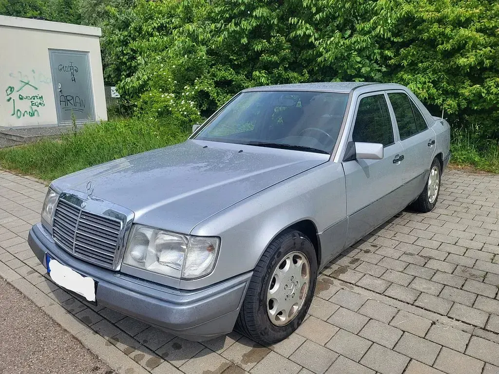 Gebraucht Mercedes E220 150 PS (110 kW) 1994 Grau Limousine