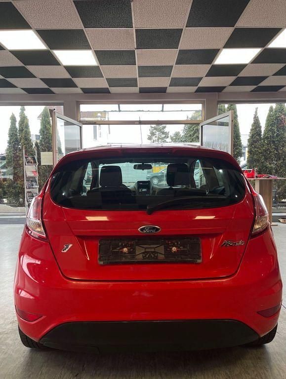 Gebraucht Ford Fiesta Ambiente 60 PS (44 kW) 2014 Rot Kleinwagen