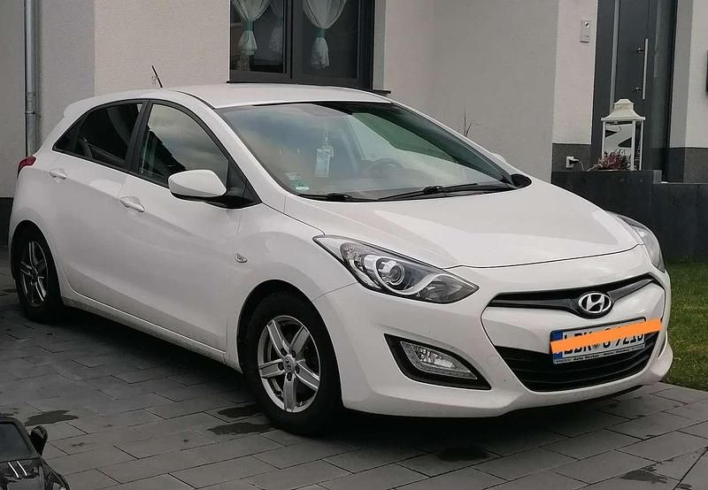 Weiß Gebraucht 2014 Hyundai i30 Edition Limousine | 6.900 € (Fairer Preis) - Bild 1/1
