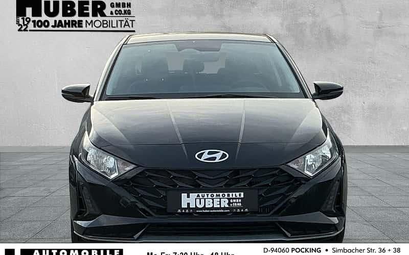 Schwarz Gebraucht 2024 Hyundai i20 Trend Limousine | 21.690 € (Etwas zu teuer) - Bild 1/4