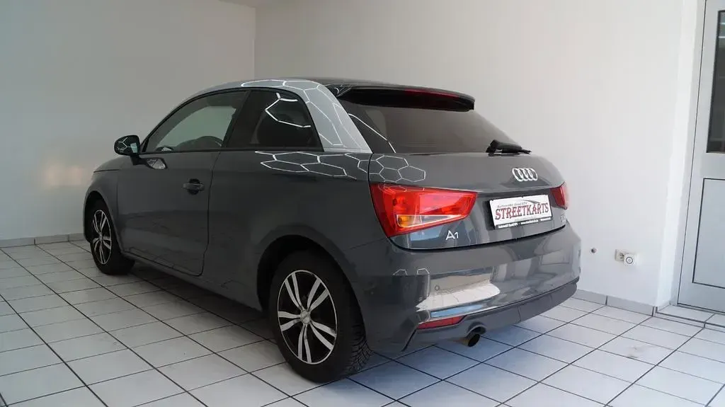 Gebraucht Audi A1 Basis 95 PS (69 kW) 2015 Grau Kleinwagen
