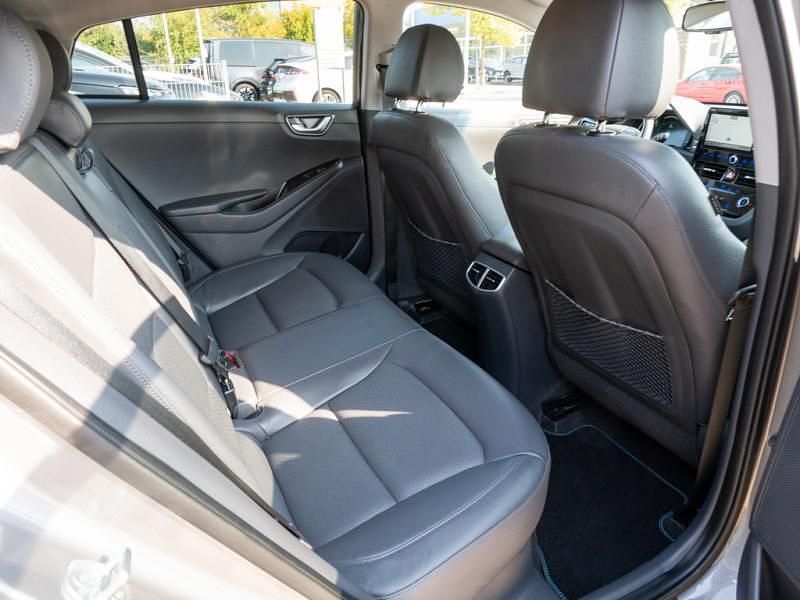 Gebraucht Hyundai Ioniq Premium 141 PS (103 kW) 2019 Beige / fluidic metal Kleinwagen