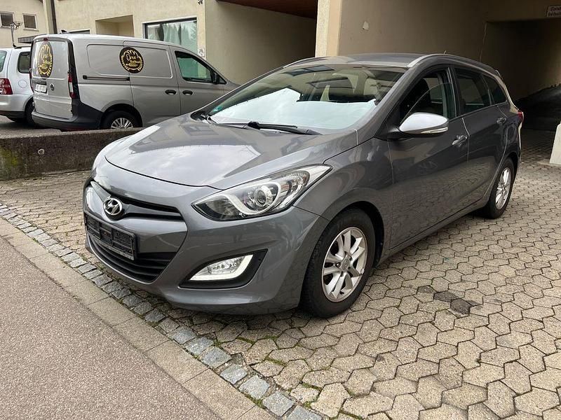 Grau Gebraucht 2013 Hyundai i30 Trend Kombi | 4.490 € (Fairer Preis) - Bild 1/4