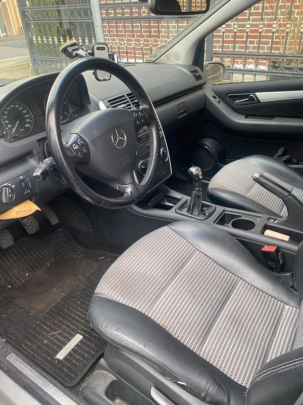 Gebraucht Mercedes A180 109 PS (80 kW) 2009 Silber Limousine