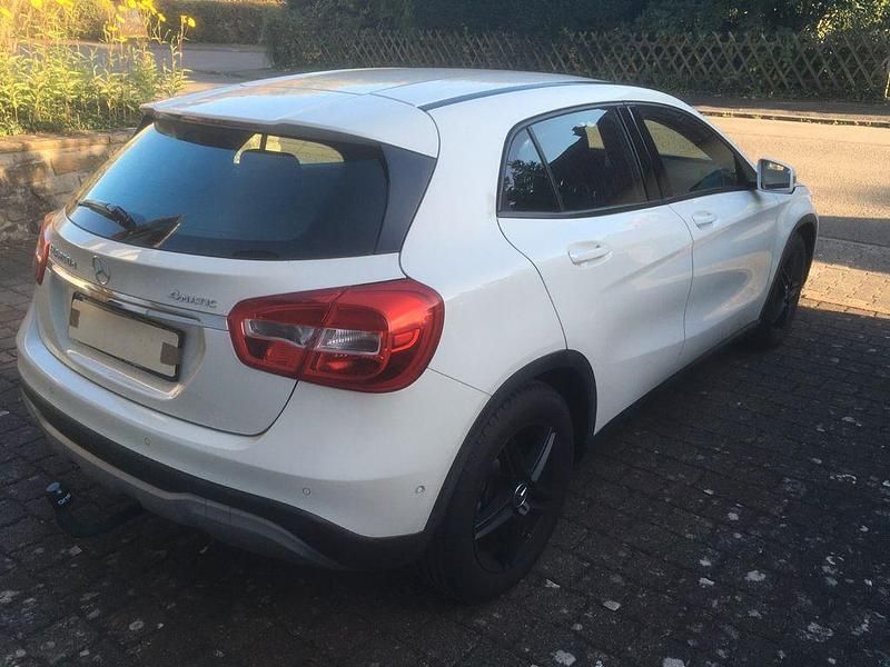 Gebraucht Mercedes GLA200 136 PS (100 kW) 2017 Weiß SUV