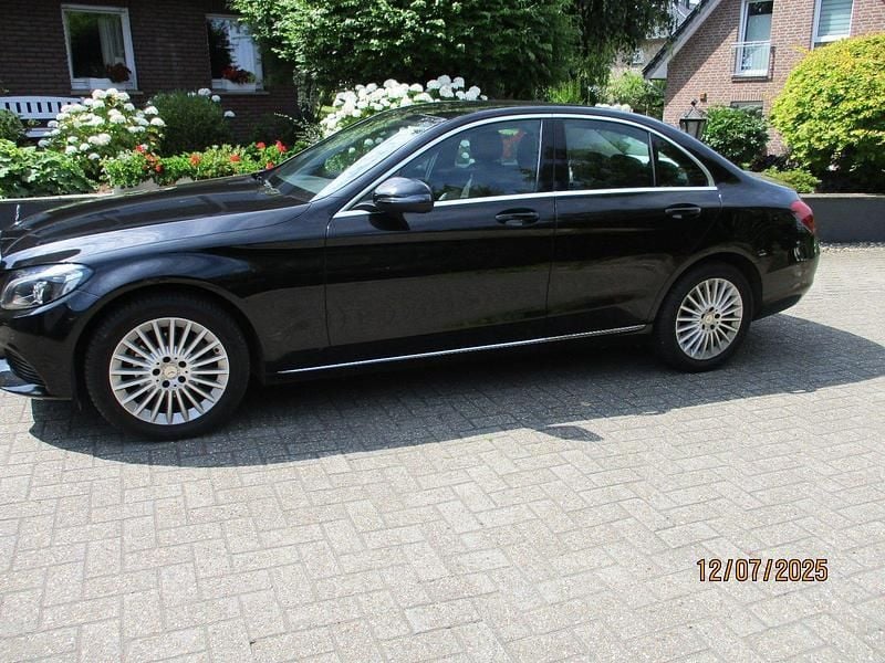 Schwarz Gebraucht 2015 Mercedes C180 Limousine | 13.990 € (Guter Preis) - Bild 1/4