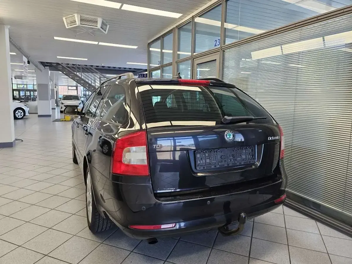 Gebraucht Skoda Octavia Elegance 140 PS (102 kW) 2013 Blackmagicperleff. (metallic) Kombi