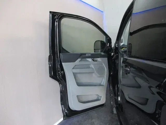 Gebraucht Ford Tourneo Titanium 136 PS (100 kW) 2025 Agate black Van / Kleinbus