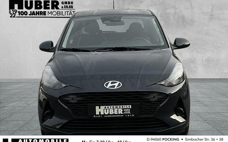 Schwarz metallic Gebraucht 2024 Hyundai i10 Select Kleinwagen | 14.890 € (Fairer Preis) - Bild 1/4