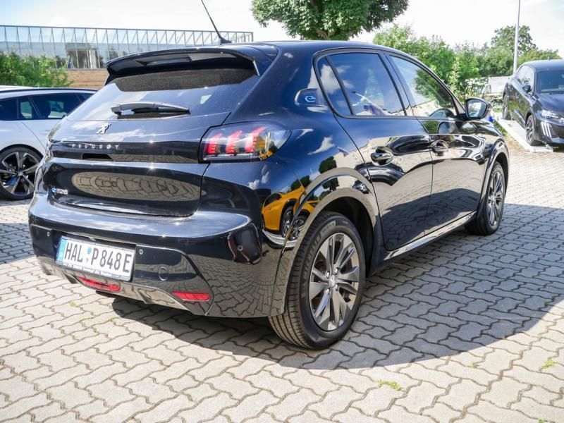 Gebraucht Peugeot e-208 Allure 100 kW (136 PS) 2023 Schwarz Kleinwagen