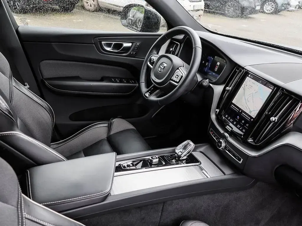 Gebraucht Volvo XC60 Plus 197 PS (144 kW) 2022 Grau SUV