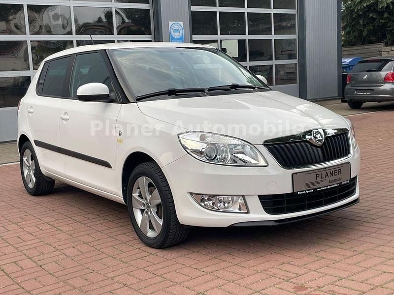 Weiß Gebraucht 2014 Skoda Fabia Fresh Limousine | 7.990 € (Fairer Preis) - Bild 1/4