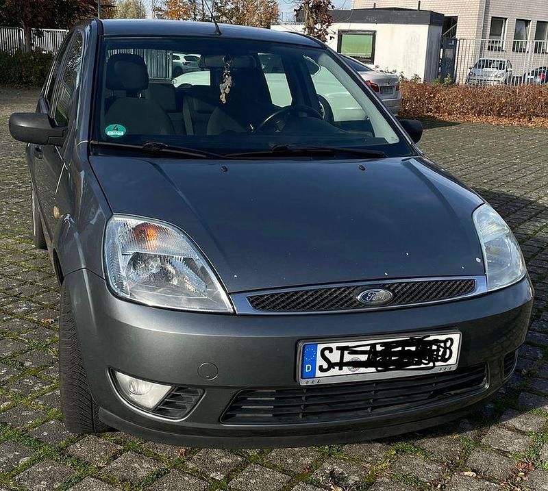 Silber Gebraucht 2002 Ford Fiesta Ambiente Limousine | 1.490 € (Fairer Preis) - Bild 1/4