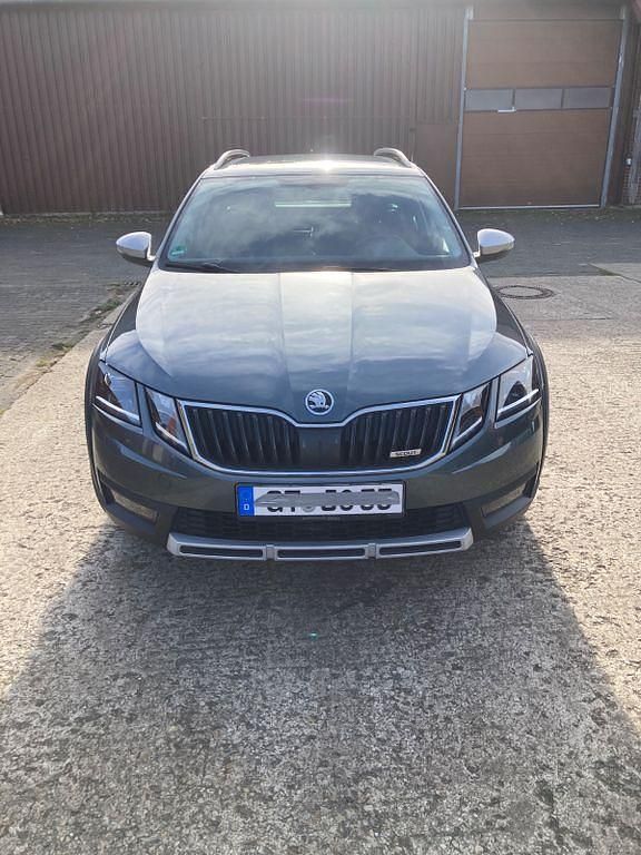 Grau Gebraucht 2018 Skoda Octavia Kombi | 16.900 € (Etwas zu teuer) - Bild 1/4
