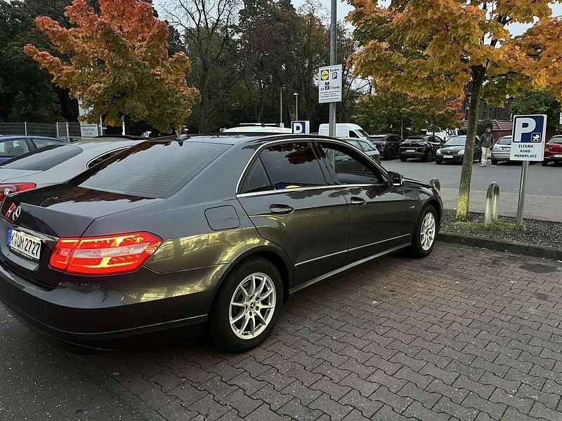 Gebraucht Mercedes E220 Elegance 170 PS (125 kW) 2012 Grau Limousine