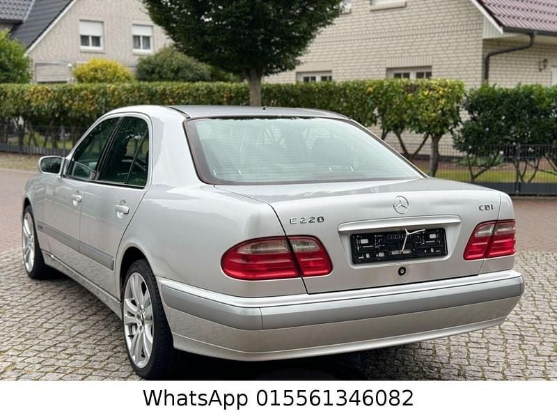 Używany Mercedes E220 Classic 143 KM (105 kW) 2002 Srebrny Sedan/Limuzyna