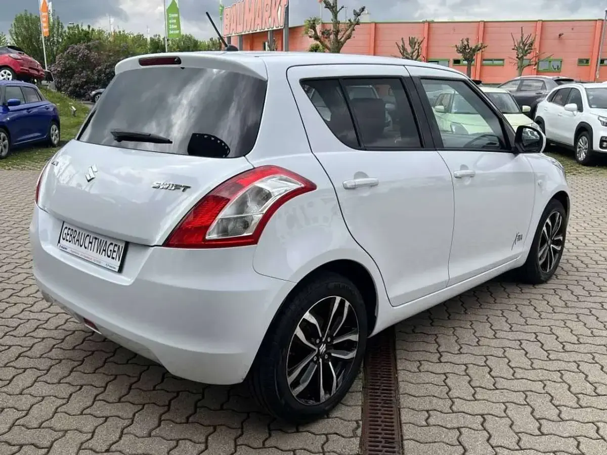 Gebraucht Suzuki Swift X-TRA 94 PS (69 kW) 2016 Pearl cool white metallic Kleinwagen