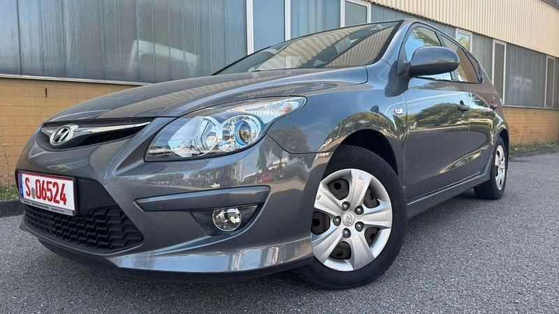 Grau Gebraucht 2012 Hyundai i30 Limousine | 4.888 € (Fairer Preis) - Bild 1/4