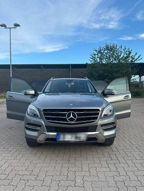 Grau Gebraucht 2014 Mercedes ML250 SUV | 19.500 € (Fairer Preis) - Bild 1/4