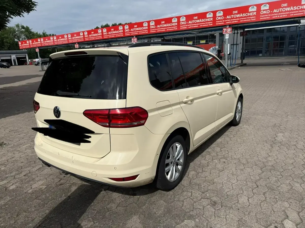 Gebraucht VW Touran 150 PS (110 kW) 2023 Gelb Van / Kleinbus