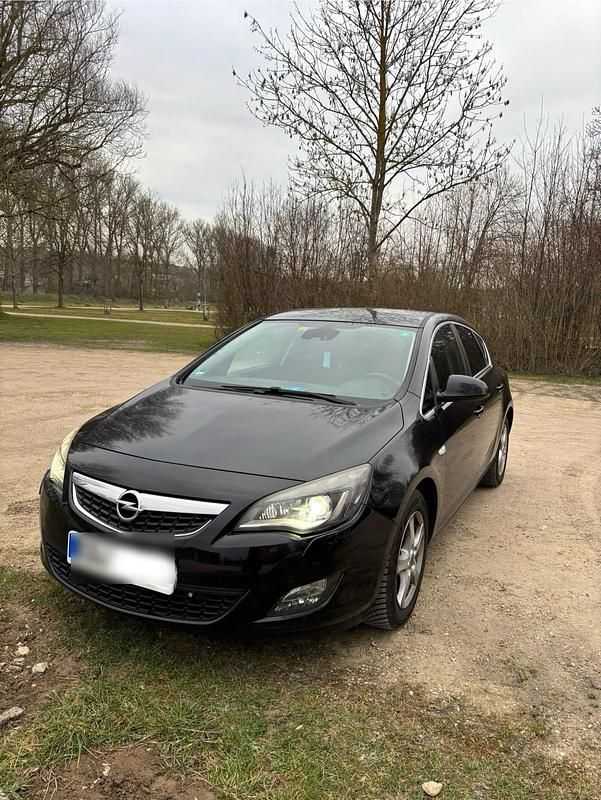 Schwarz Gebraucht 2011 Opel Astra Limousine | 5.000 € (Etwas zu teuer) - Bild 1/4