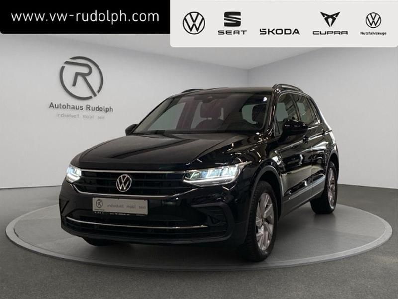 Deep black perleffekt (metallic) Gebraucht 2021 VW Tiguan Life SUV | 27.880 € (Guter Preis) - Bild 1/4